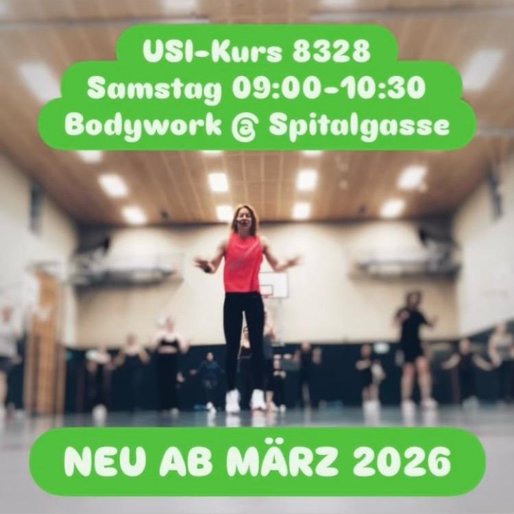 Trainerin vor der Gruppe im Saal.